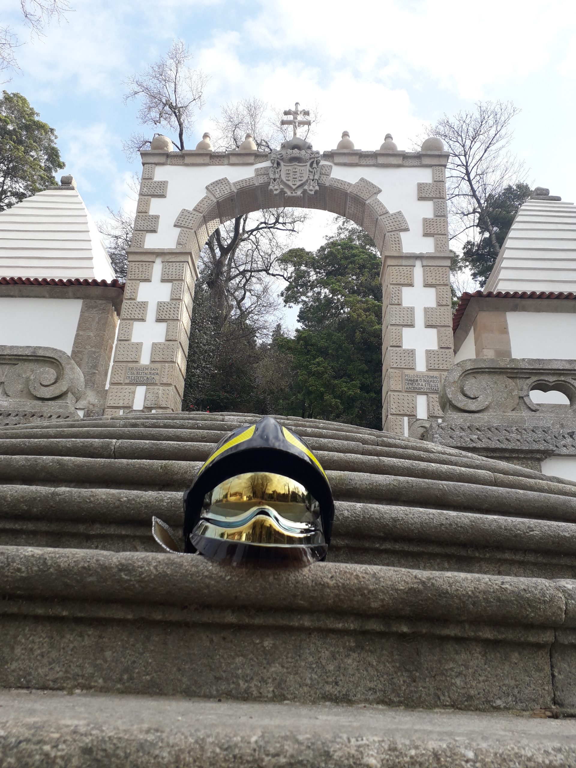 capacete dum bombeiro profissional nas escadas do portico do Bom Jesus do Monte Braga